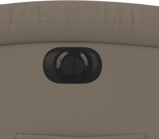 Detail van de zwarte bedieningsknop op een cappuccinokleurige fauteuil van kunstleer.