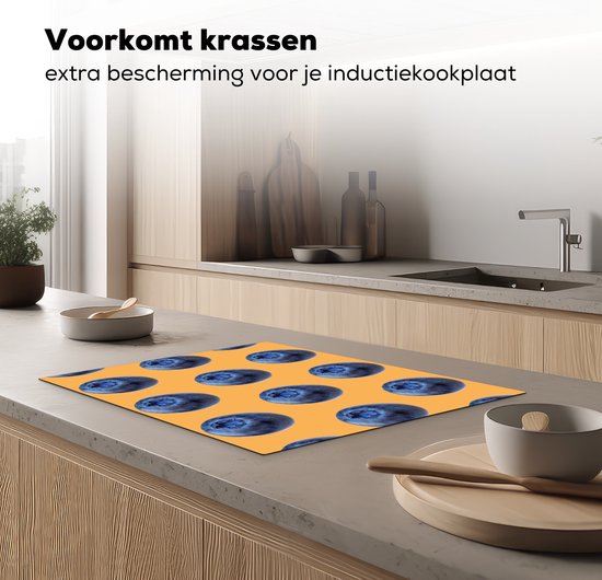 KitchenYeah® Inductie beschermer 70x52 cm - Blauwe bes - Oranje - Patroon - Kookplaataccessoires - Afdekplaat voor kookplaat - Inductiebeschermer - Inductiemat - Inductieplaat mat