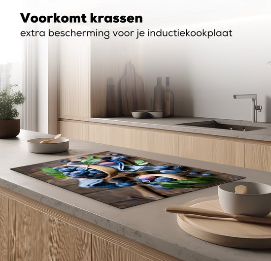 KitchenYeah® Inductie beschermer 81x52 cm - Kleurrijke vertoning van pruimen in houten kom - Kookplaataccessoires - Afdekplaat voor kookplaat - Inductiebeschermer - Inductiemat - Inductieplaat mat
