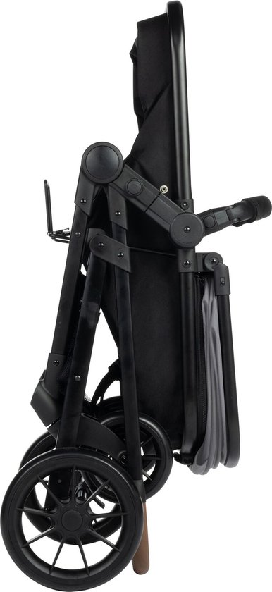 Gevouwen zwarte kinderwagen met een houten handvat.