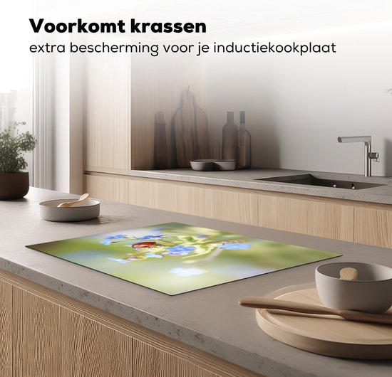 KitchenYeah® Inductie beschermer 70x52 cm - Lieveheersbeestje - Bloem - Lente - Kookplaataccessoires - Afdekplaat voor kookplaat - Inductiebeschermer - Inductiemat - Inductieplaat mat