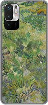 Geschikt voor Xiaomi Redmi Note 10 5G hoesje - Grasveld met bloemen en vlinders - Vincent van Gogh - Siliconen Telefoonhoesje
