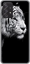 Geschikt voor Samsung galaxy a73 hoesje - Studio shot witte tijger op zwarte achtergrond in zwart-wit - Siliconen Telefoonhoesje