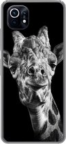 Geschikt voor Xiaomi Mi 11 hoesje - Giraffe tegen zwarte achtergrond in zwart-wit - Siliconen Telefoonhoesje