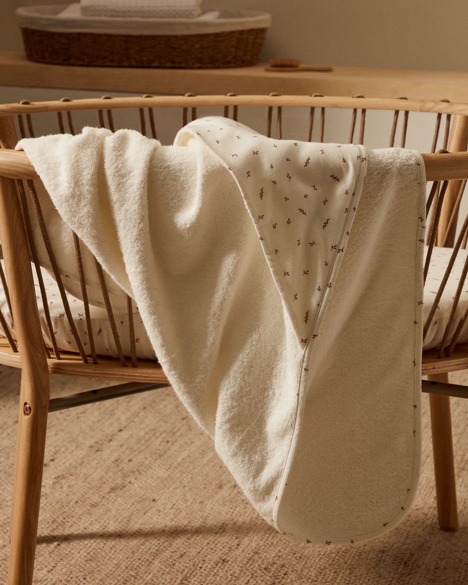 Kave Home - Deya baby handdoek cape in wit katoen met patronen
