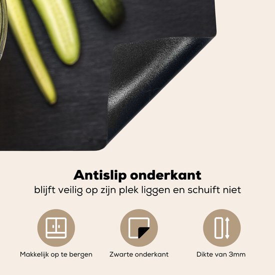 KitchenYeah® Inductie beschermer 77x51 cm - Verse minikomkommers in kwarten en stukjes gesneden - Kookplaataccessoires - Afdekplaat voor kookplaat - Inductiebeschermer - Inductiemat - Inductieplaat mat