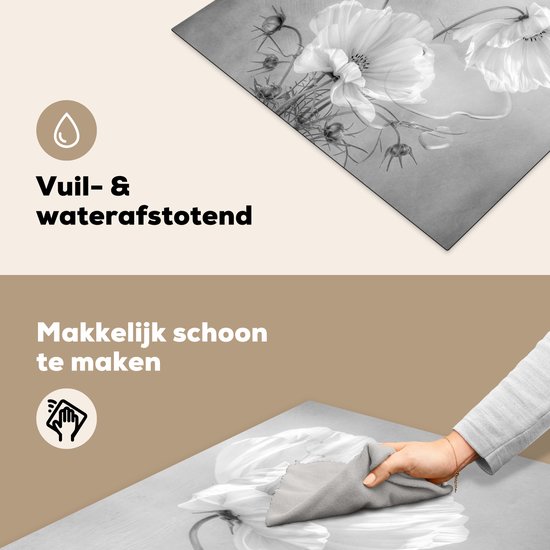 KitchenYeah® Inductie beschermer 77x59 cm - Stilleven - Bloemen - Zwart wit - Klaproos - Botanisch - Kookplaataccessoires - Afdekplaat voor kookplaat - Inductiebeschermer - Inductiemat - Inductieplaat mat