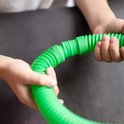 Groene sensorische buis, gebogen en vastgehouden door twee handen.