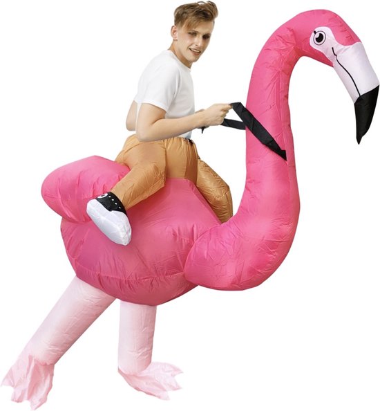 Man in opblaasbaar flamingokostuum, rijdend op de nek van de flamingo, in beweging.