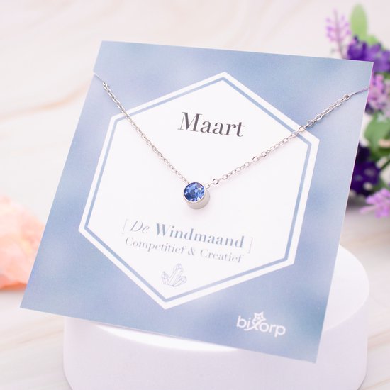 Collier argenté avec pendentif en zircone bleue sur carte, 'Maart' Le Mois du Vent, Compétitif & Créatif.