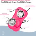 Roze dubbele voerbak met botvormig design, met pijlen die wijzen naar uitneembare RVS kommen en de BPA-vrije, vaatwasbestendige eigenschappen.