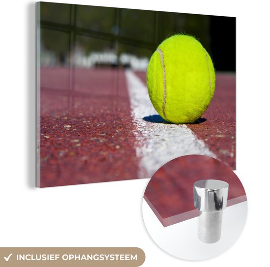 MuchoWow® Glasschilderij 60x40 cm - Schilderij acrylglas - Tennisbal op de tennisbaan - Foto op glas - Schilderijen