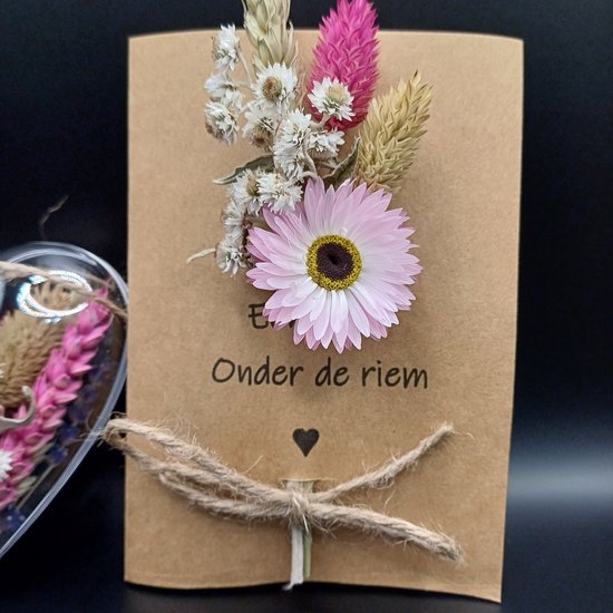 Droogbloemenkaart "hart onder de riem" en hart met roze droogbloemen | liefde | kaart | wDroogbloemen Wenskaart met Hart – “Hart onder de Riem” – Cadeaukaart Sterkte & Liefde – Decoratie Droogbloemen – Beterschap & Support
