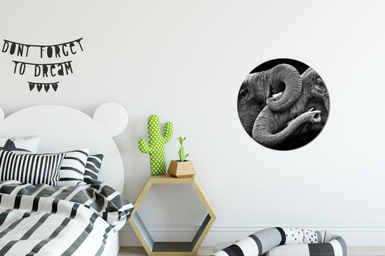 Wandcirkel - Muurcirkel - Omhelzing olifanten op zwarte achtergrond in zwart-wit - Aluminium - ⌀ - Binnen en Buiten