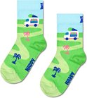 Groene kindersokken met golfbaan, palmbomen, camper en het woord 'HAPPY'.