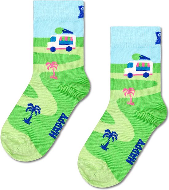 Groene kindersokken met golfbaan, palmbomen, camper en het woord 'HAPPY'.