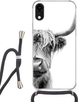 Telefoonhoesje Geschikt voor iPhone XR - Schotse hooglander - Dieren - Zwart - Wit - Siliconen - Crossbody - Backcover met Koord - Telefoonhoesje met koord - Hoesje met touw
