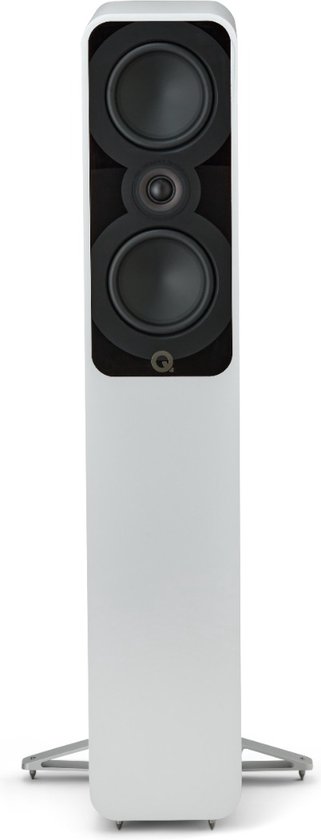 Witte staande speaker met zwarte drivers, zilveren voet en Q Acoustics logo.