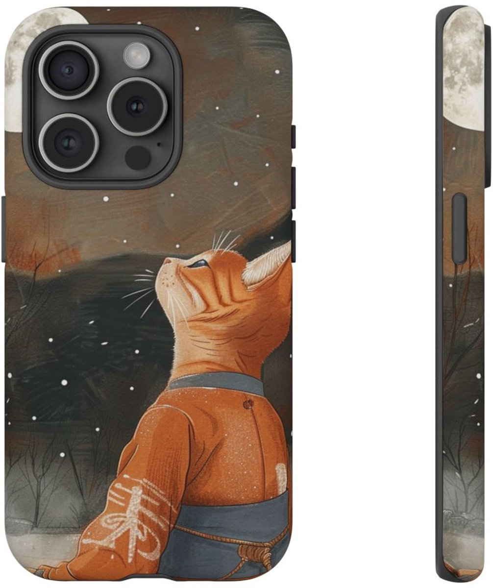 Kat in Traditioneel Gewaad Onder Volle Maan – Telefoonhoesje Geschikt voor iPhone 15 Pro