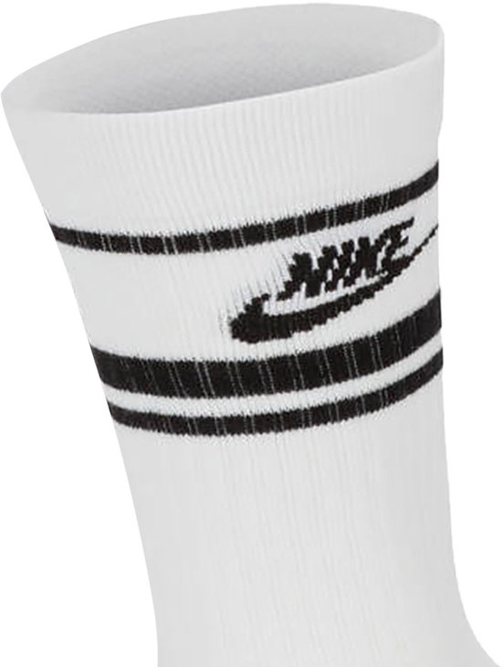Detail van een witte sok met twee zwarte strepen en een Nike logo.