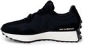 Zijkant van een zwarte New Balance 327 sneaker met 'new balance' op de zijkant en witte zool.