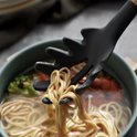 Cuillère à pâtes noire en silicone avec manche en bois, servant des spaghettis d'une casserole.