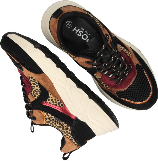 Bovenaanzicht van bruine sneakers met luipaardprint, bordeauxrode en zwarte details. De binnenzool toont "POESH by POELMAN".