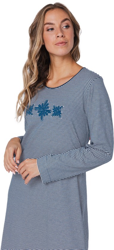 Model in blauw gestreept nachthemd met lange mouwen en blauwe bloemenprint op de borst, naar links kijkend.