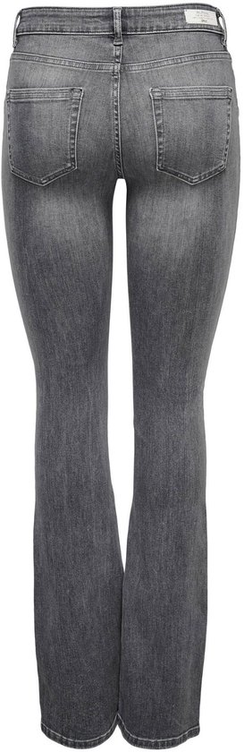 Achterkant van een lichtgrijze flared jeans.