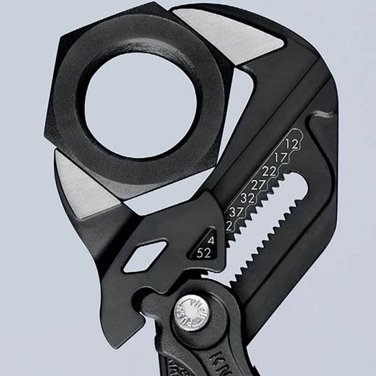 Close-up van Knipex tang die een grote zeskantmoer vasthoudt.