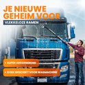 Homme nettoyant le pare-brise d'un camion bleu avec une raclette à vitres Yerkoo avec fonction de pulvérisation.