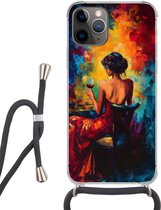 Telefoonhoesje Geschikt voor iPhone 13 Pro Max - Wijn - Vrouw - Sfeervol - Kleurrijk - Siliconen - Crossbody - Backcover met Koord - Telefoonhoesje met koord - Hoesje met touw Telefoonhoesje