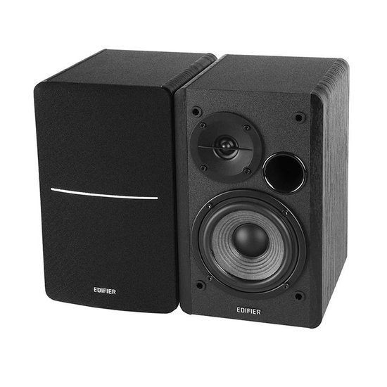 Zwarte Edifier speaker met houten accenten naast een zwarte speaker met stoffen voorkant.