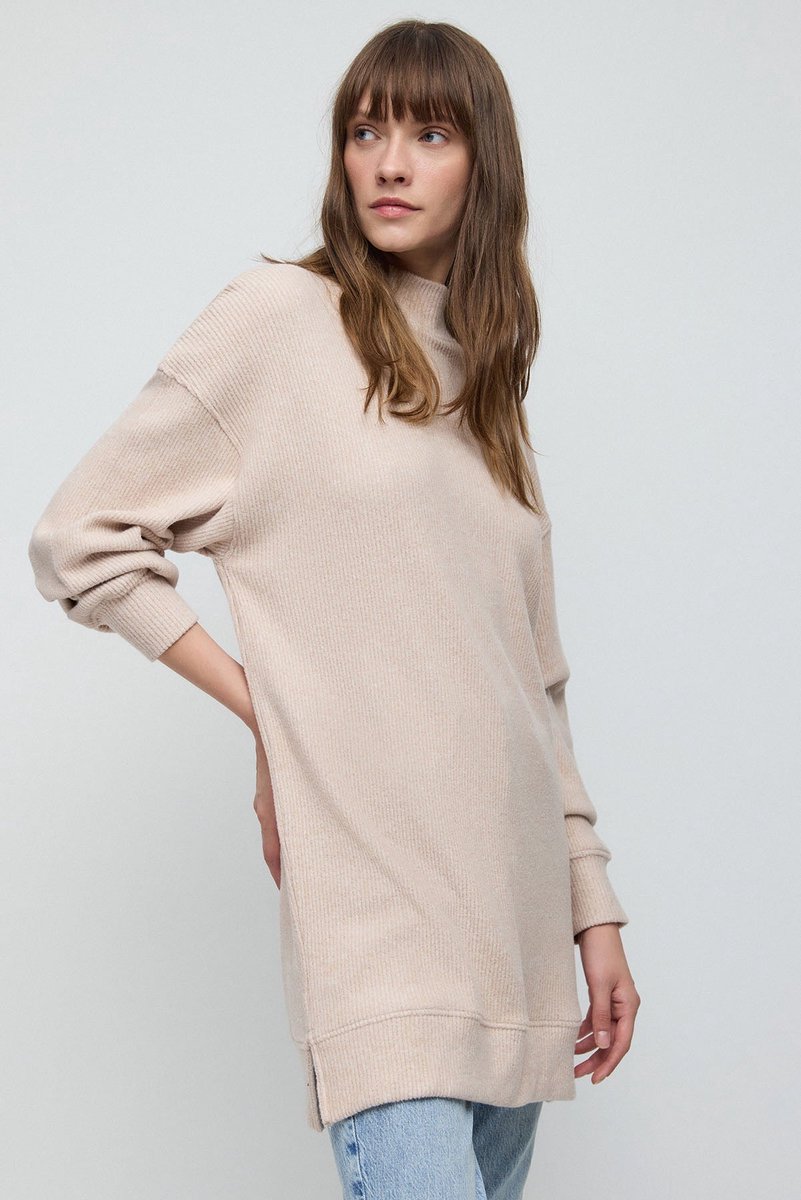 Chemisier beige à col roulé et manches chauve-souris