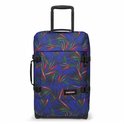 Donkerblauwe koffer met een print van tropische bladeren in rood en groen. Eastpak.