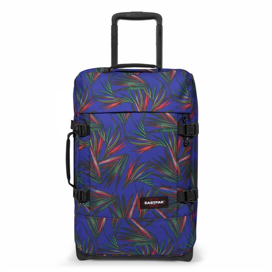 Donkerblauwe koffer met een print van tropische bladeren in rood en groen. Eastpak.