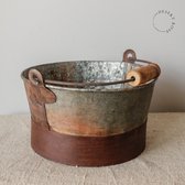 Vintage metalen emmer met houten handvat Ø 27 cm– Roestbruin – Decoratieve opberger – Landelijke plantenbak