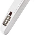 Close-up van het open batterijvak van een witte PETKIT nagelknipper met drie batterijen erin.