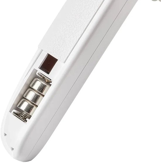 Close-up van het open batterijvak van een witte PETKIT nagelknipper met drie batterijen erin.