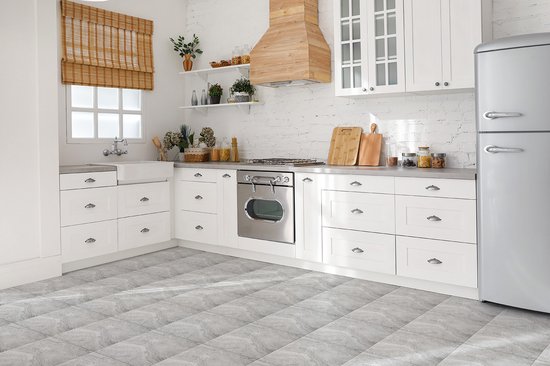 Moderne witte keuken met grijze vloertegels in marmerlook.