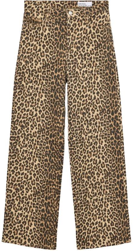 Damesjeans met luipaardprint, hoge taille en wijde pijpen, staand.