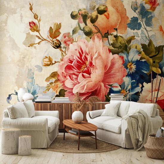Un salon avec un grand papier peint à roses, des canapés blancs, une table basse en bois et un tapis rond en jute.