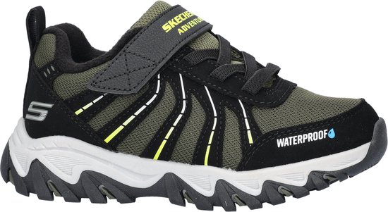 Zwarte Skechers outdoorschoen met groene mesh en gele accenten. "WATERPROOF" opdruk.
