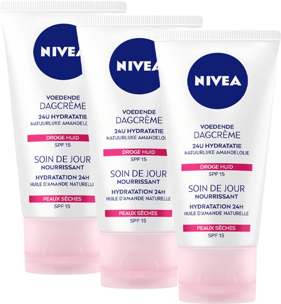 Drie NIVEA Voedende Dagcrème tubes met roze doppen op een witte achtergrond. Tekst op de tubes: VOEDEND DAGCRÈME, DROGE HUID, SPF 15.