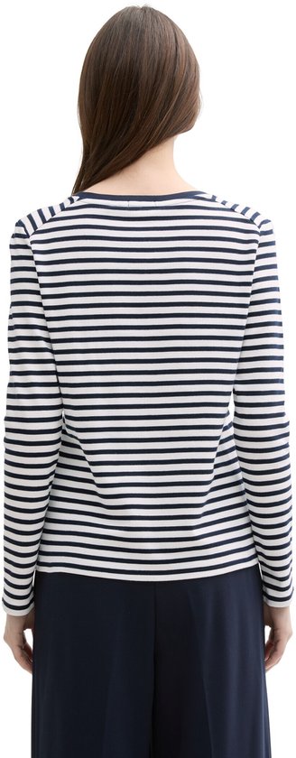 Model van achteren in wit longsleeve T-shirt met donkerblauwe strepen en navy broek.
