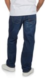 Achterkant man in blauwe jeans, licht vervaagd, rechte pijpen en witte sneakers.