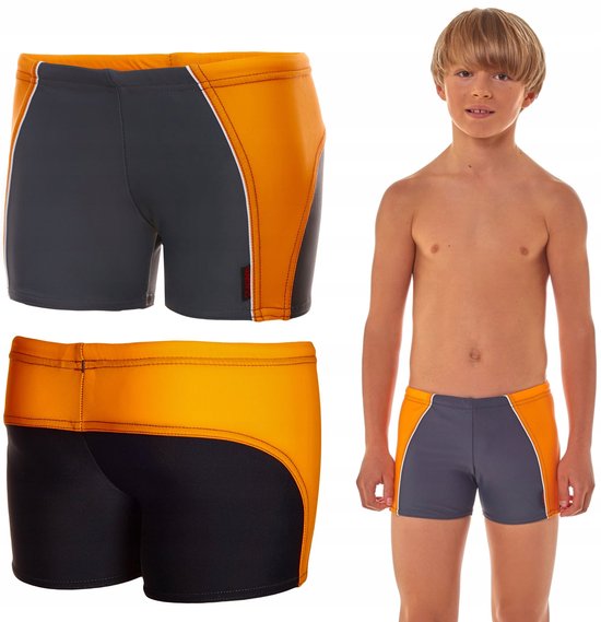 Jongens zwembroek met oranje en donkergrijs, met witte biezen. Gedragen door een model.