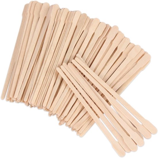 Un grand paquet de bâtonnets applicateurs en bois clair sur fond blanc.