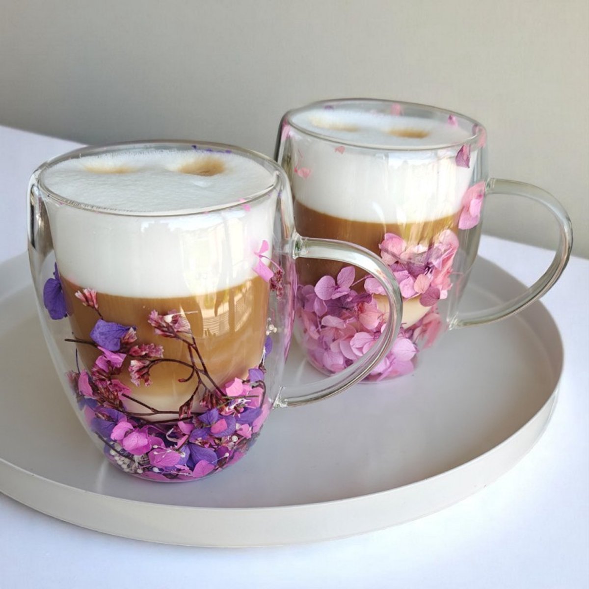 T.R Goods - 2 stuks 300ml Dubbelwandige Kopjes Met Gedroogde bloemen Gypsophila, Hortensia & Rozen - Geschikt voor Koffie, Thee of Koude dranken