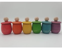 Houten poppetjes in bakjes regenboogkleuren